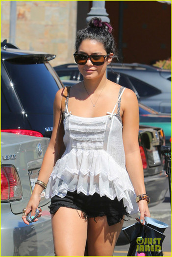 vanessa-hudgens-needs-workout-music-suggestions-07 - Vanessa Hudgens I Need a Playlist For the Gym