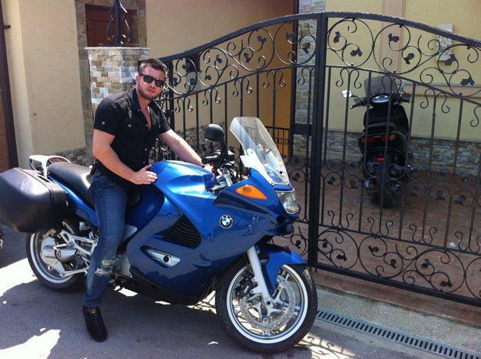 545694_174081719381618_371075836_n