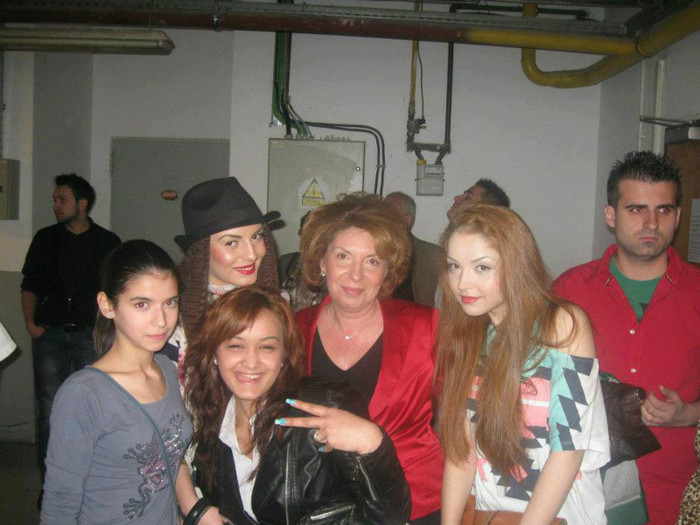 555317_369549353085852_2104664022_n