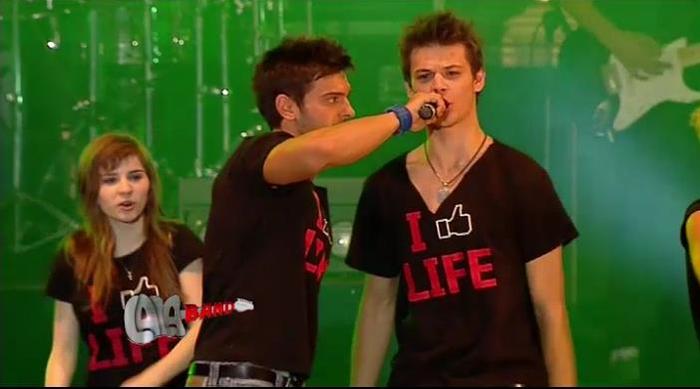 Rapha; Ce mai canta el micutul!!
:x
