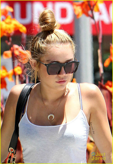cyrus-sunglasses-03 - Miley Cyrus Tweets Love Advice
