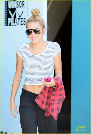 cyrus-gym-abs-01 - Miley Cyrus Monday Hurry Up and Get Here