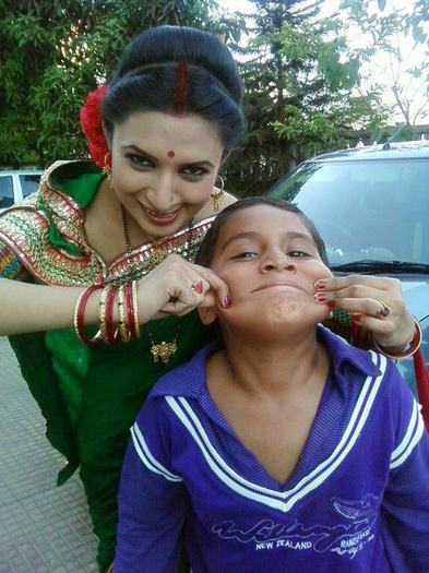 577349_215855185191359_462425929_n