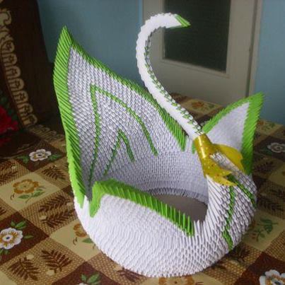 LEBADA ALBA ORIGAMI 3D; Este o decoratiune handmade lucrata din triunghiuri din hartie tehnica de lucru se numeste origami 3
