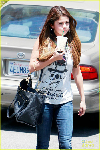 gomez-starbucks-02 - Selena Gomez Frappuccino Lady