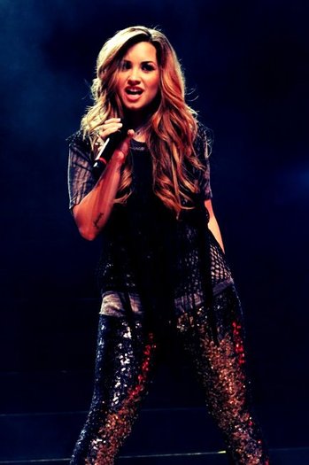 575657_10150761737447432_1167612952_n - DeMeTrIa dEvOnNe LoVaToo