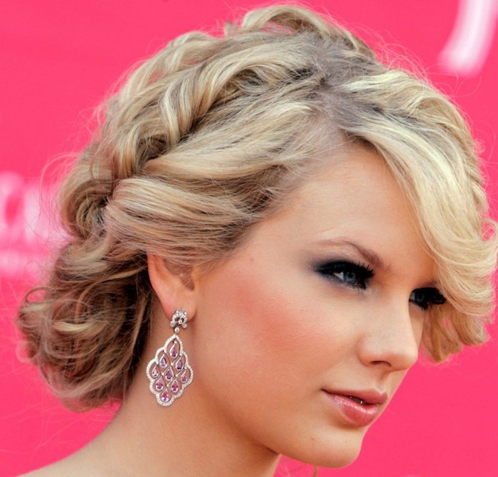 Taylor-Swift-Awards-Wallpaper5-730x700