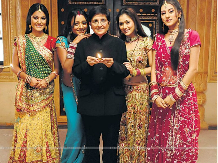 165584-additi-gupta-sara-khan-parul-chauhan-hina-khan-kiran-bedi-on-sp