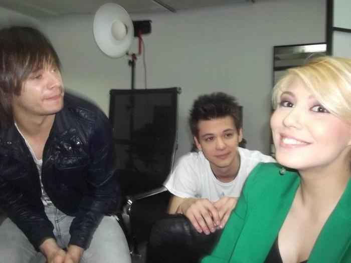 380672_253482078096437_109971215_n