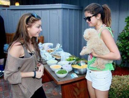 165841_472675876094258_420294364_n - Selena Gomez 5