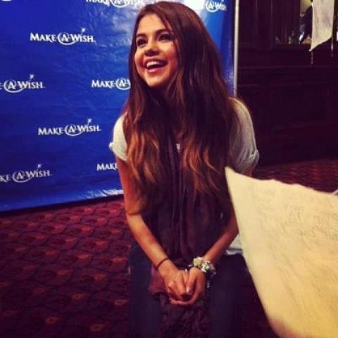 306649_465386756823170_343101445_n - Selena Gomez 5