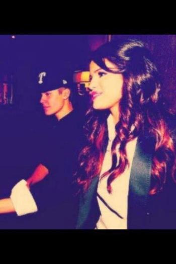 306853_471870016174844_773938858_n - Selena Gomez 5