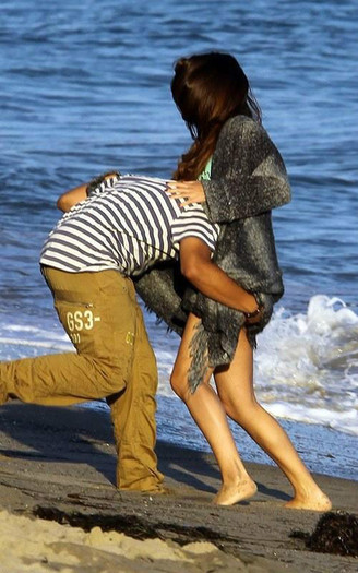487813_472590849436094_420179843_n - Selena Gomez 5