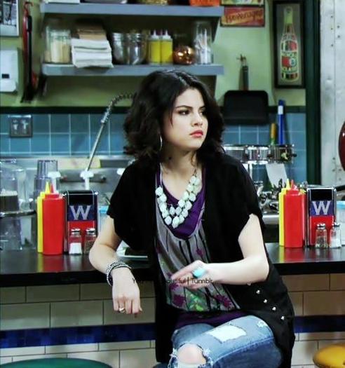 524226_472648366097009_1650389994_n - Selena Gomez 5