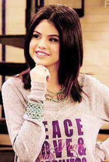 563366_465376566824189_823393350_n - Selena Gomez 5
