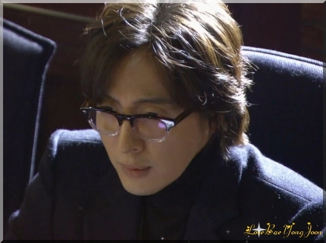 [se uita la ea si deschise gura si coltii]:Nu o sa te doara!