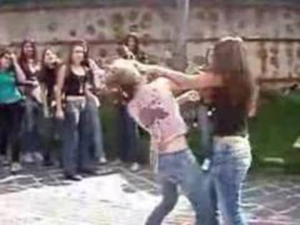 [cele doua incep sa se bata(vre-o 20 min) pana intervine cnva s ale desparta]