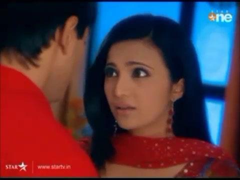shilpa se intoarse cu fata spre karan,avea lacrimi in ochi shilpa se intoarse cu fata spre karan,avea lacrimi in ochi