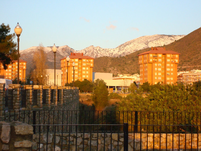 creste cu putina zapada; aici nu ninge, din cand in cand fulguieste pe crestele muntilor
