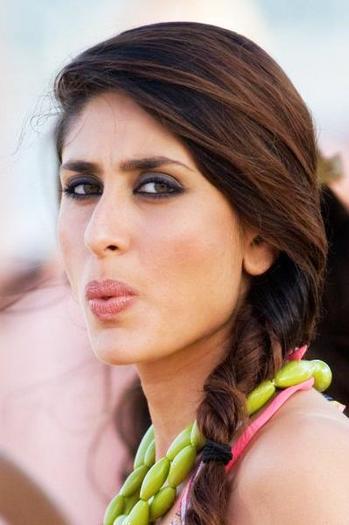 185085_255855264516422_97606436_n - 0 Kareena Kapoor