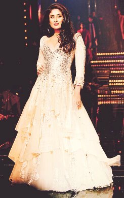 249052_252506551517960_1715364387_n - 0 Kareena Kapoor