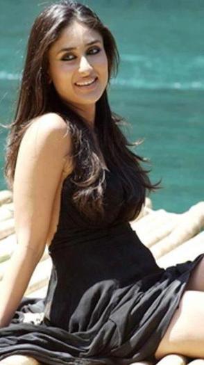 310032_253229114779037_942806227_n - 0 Kareena Kapoor