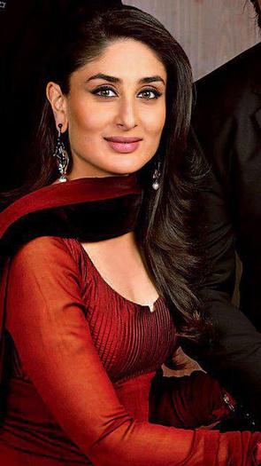 319351_261510397284242_974469916_n - 0 Kareena Kapoor