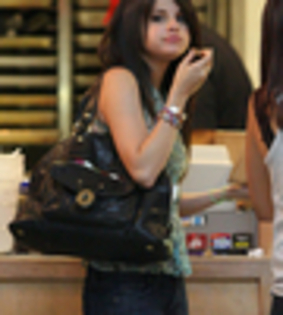 thumb_selena_gomez_00047