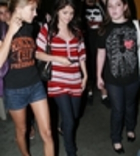 thumb_selena_gomez_00079