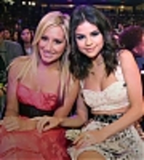 thumb_selena-gomez-0018