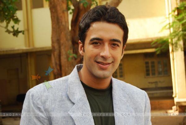 33353-puneet-tejwani-as-dr-shlok