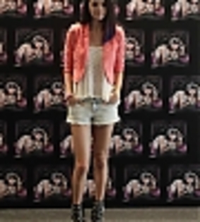 thumb_selena_gomez_02