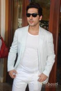 293529_144181919004012_4000091_a - zayed khan