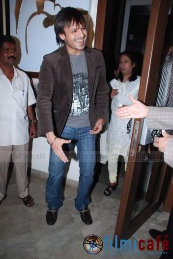 385113_131711076945902_308907155_n - i love Vivek Oberoi