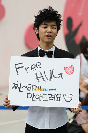 Free Hug >:D< .