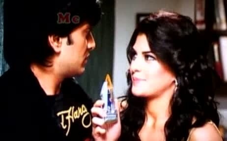 Maria - Daca o deschizi are un biletel in ea;;)