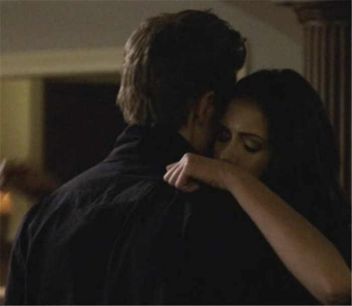 *Chelss and Damon* Damon: Mereu am adorat parfumul tau..Si mereu ma gandesc ca daca nu eram prost at