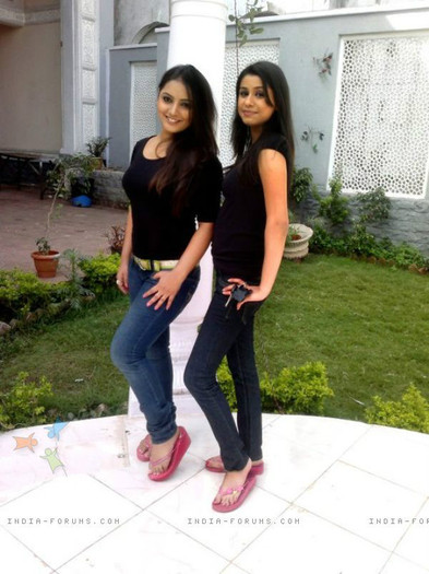 150867-neha-saroopa-and-nidhi-uttam