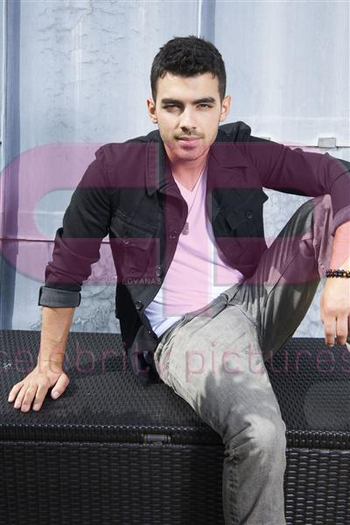 2012-joe-jonas-30668050-400-600