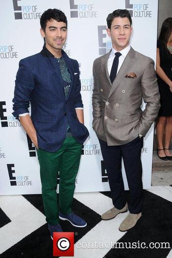 joe-jonas-and-nick-jonas-2012-e_3855597 - Joe jonas