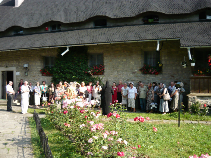 Pelerini si ghidul manastirii P1050156; Cea mai frumoasa lectie de istorie si religie din acest pelerinaj
