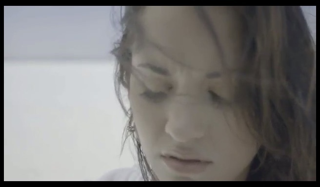 . . . [isi atinti privirea in jos]