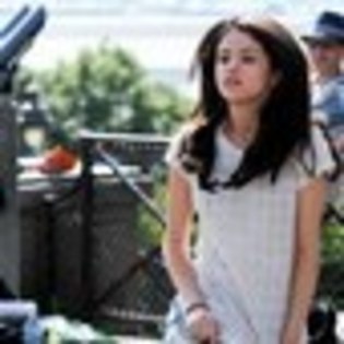 selena-gomez-165351l-thumbnail_gallery