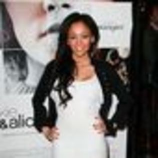 vanessa-morgan-250602l-thumbnail_gallery