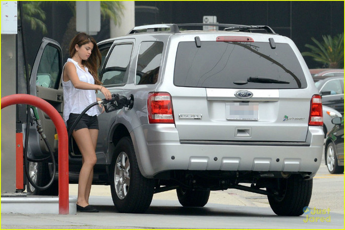 gomez-gas-station-02 - Selena Gomez Out and About After Break Up Rumors