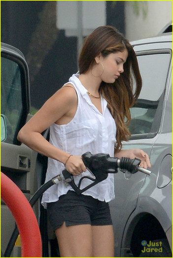 gomez-gas-station-04 - Selena Gomez Out and About After Break Up Rumors