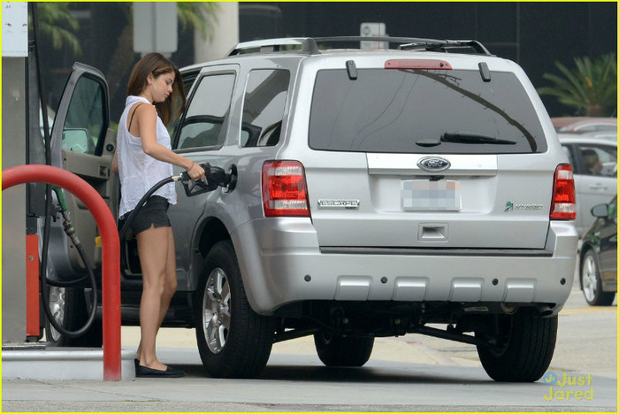 gomez-gas-station-08 - Selena Gomez Out and About After Break Up Rumors