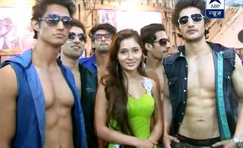 532319_395925703797179_523732712_n - sara khan14