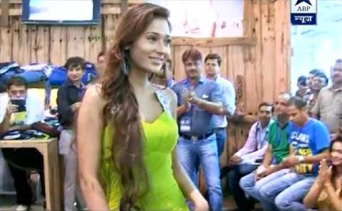 552182_395923757130707_1283056926_n - sara khan14