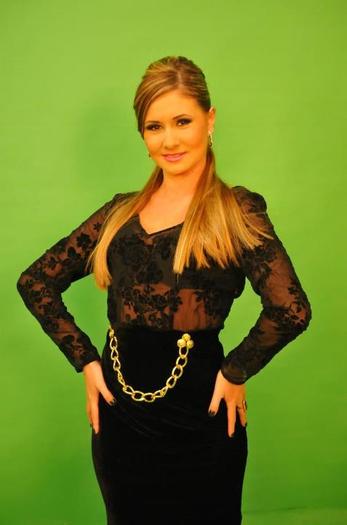 387195_322881071071851_1682732466_n - Madalina Balan